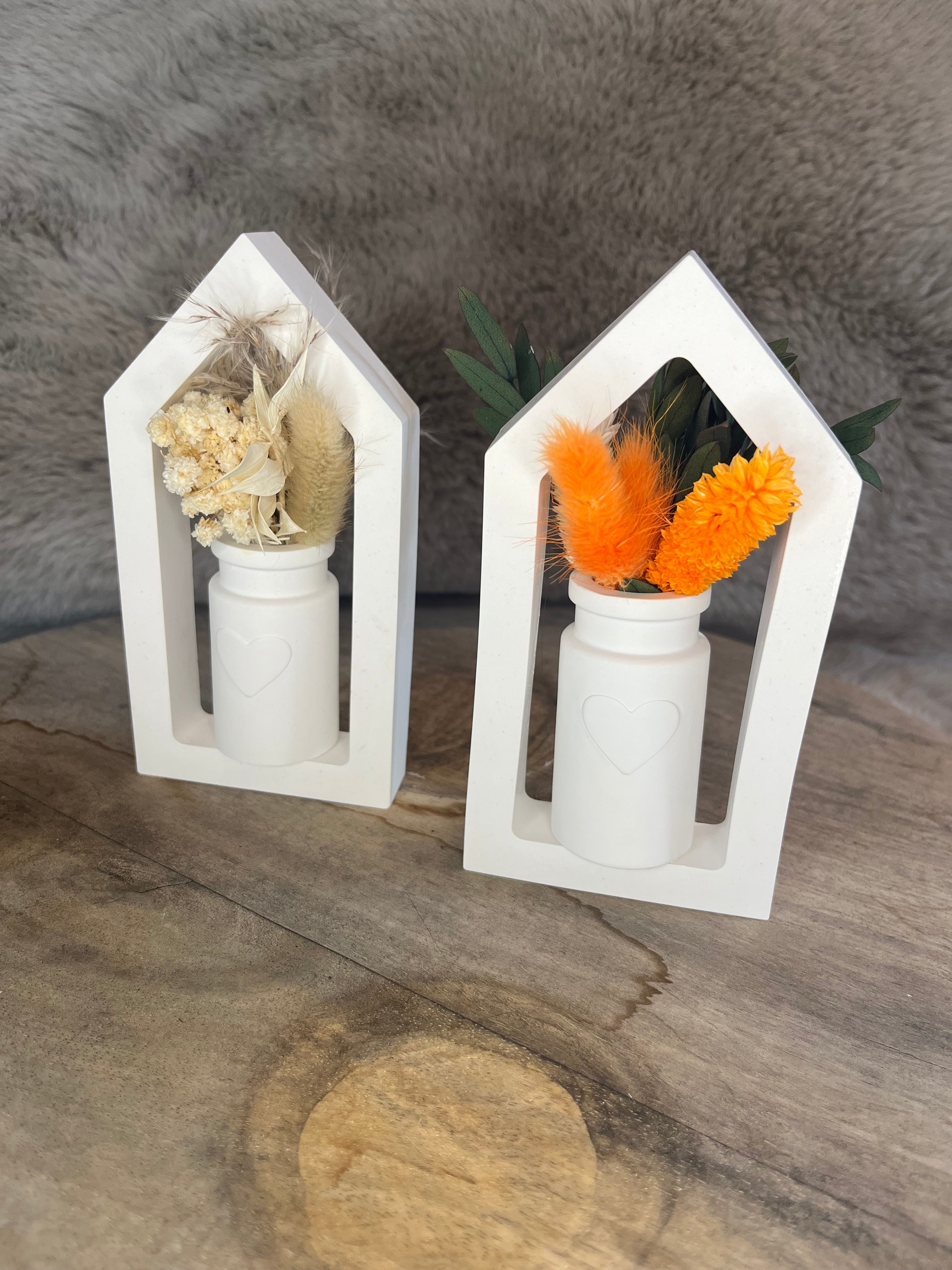 Haus mit Trockenblumen – handgegossen ideal als Wohnaccessoire oder Wanddekoration