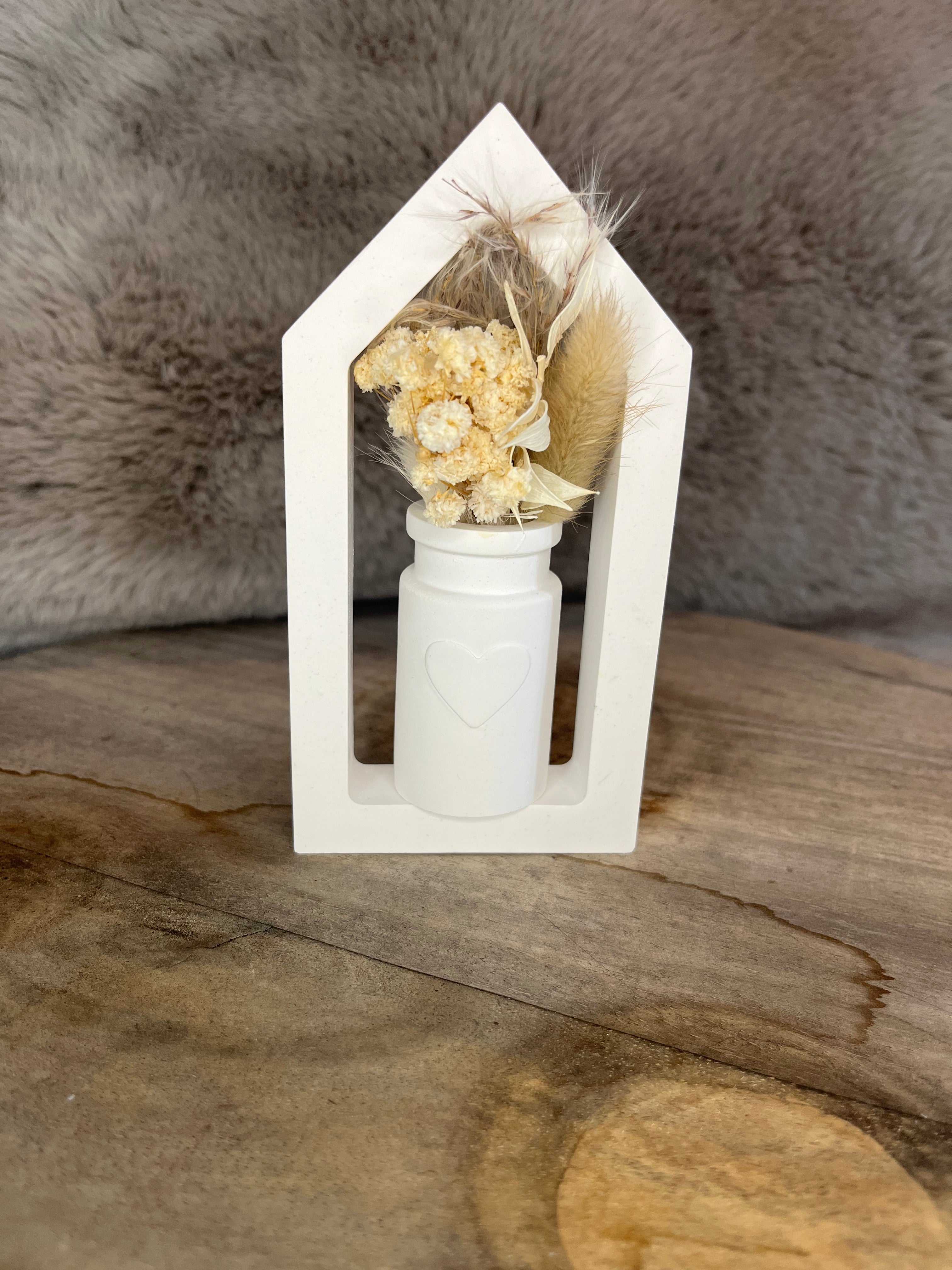 Haus mit Trockenblumen – handgegossen ideal als Wohnaccessoire oder Wanddekoration