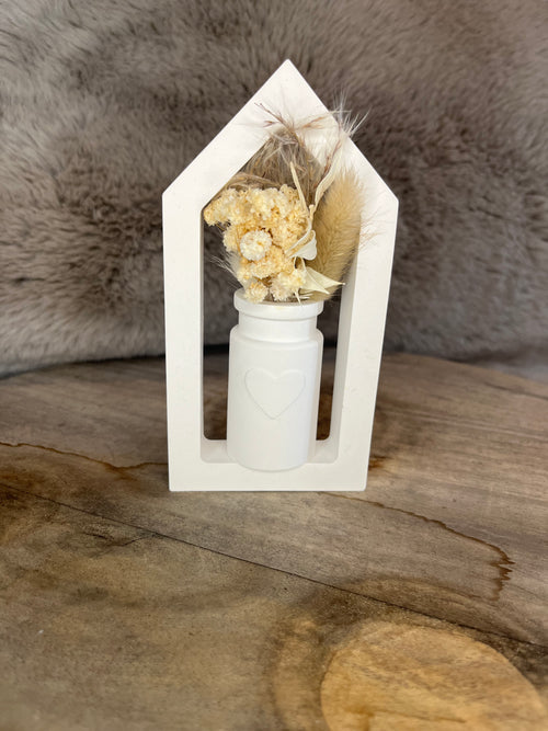 Haus mit Trockenblumen – handgegossen ideal als Wohnaccessoire oder Wanddekoration