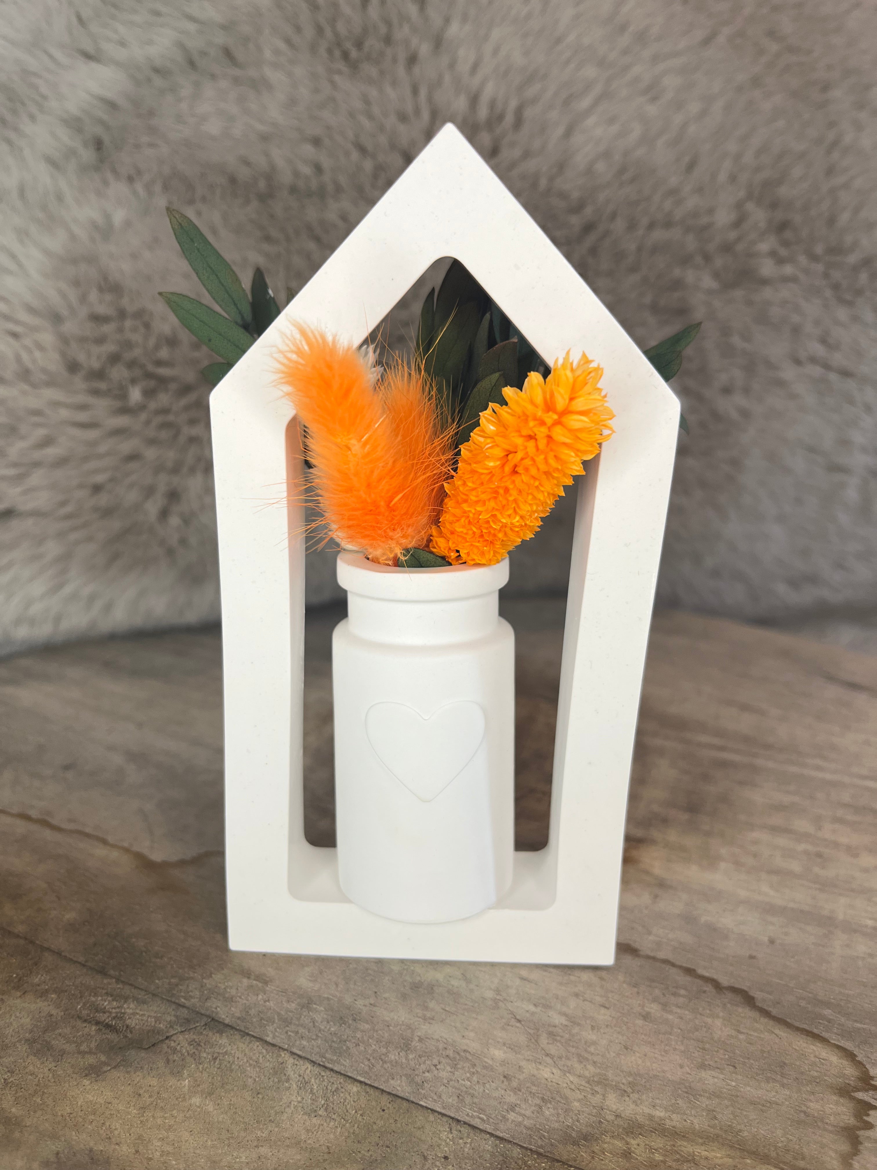 Haus mit Trockenblumen – handgegossen ideal als Wohnaccessoire oder Wanddekoration