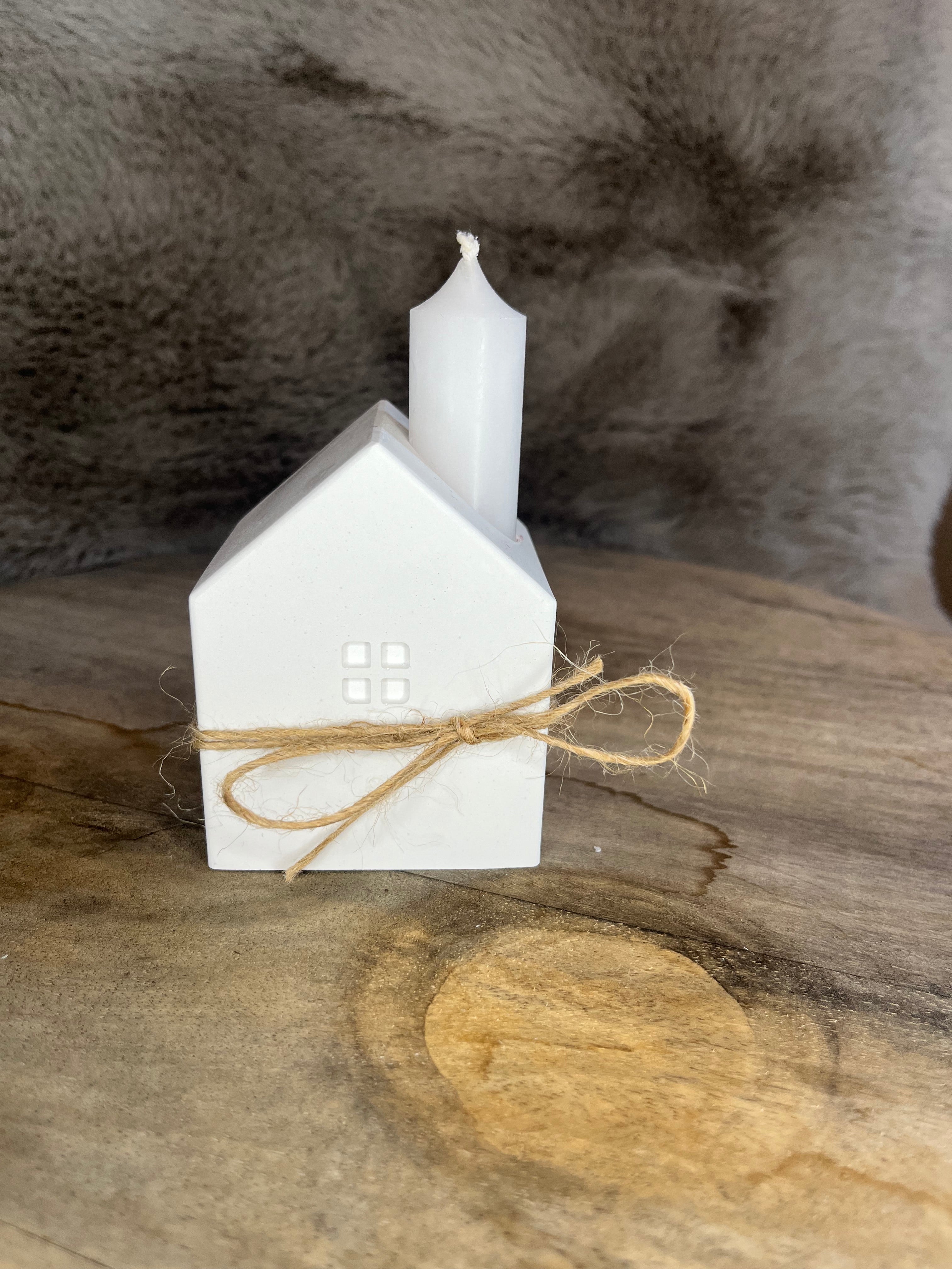 Haus mit Kerze – handgegossene Dekoration